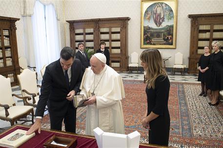 24/10/2020. El presidente del Gobierno se reúne con el Papa Francisco en el Vaticano. El presidente del Gobierno, Pedro Sánchez, y el Papa F...